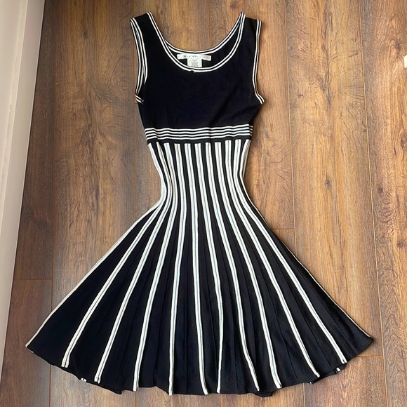 🎹 Piano Stripe Dress - Picture 1 of 2